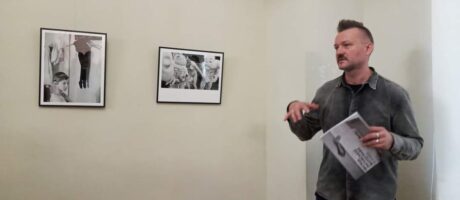 Кураторська екскурсія Даріуса Вайчекаускаса виставкою «Цвітіння повсякденності»