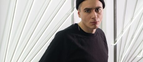 Екскурсія Нікіти Кадана виставкою “Буряк лопата рушник пісня та інша зброя” Володимира Кузнецова
