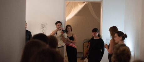 Кураторська екскурсія Віти Котик виставкою “Тривога лягає поруч”